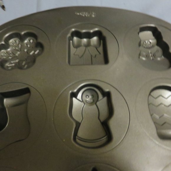 2 WILTON CHRISTMAS COOKIE SHAPERS OR MOLDS 12 CAVITIES EACH - Picture 2 of 5
